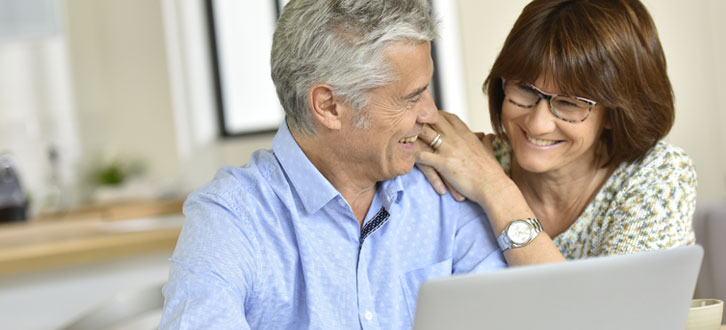 Pareja leyendo el blog de CenterWell Pharmacy acerca del programa de ayuda adicional de Medicare.